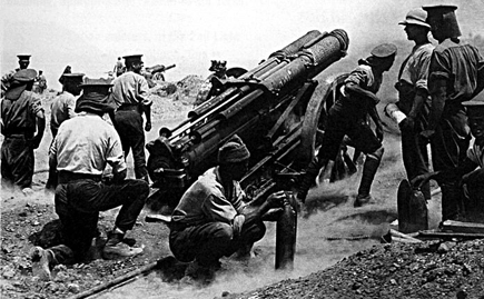 Britische Soldaten mit einer Feldkanone (1915)